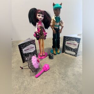 Poupée Monster High Forbitten Love Draculaura et loup griffé école sortie